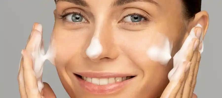 Üç Aşamalı Cilt Temizliği Rehberi: Sağlıklı ve Parlak Cilt İçin Temel Adımlar