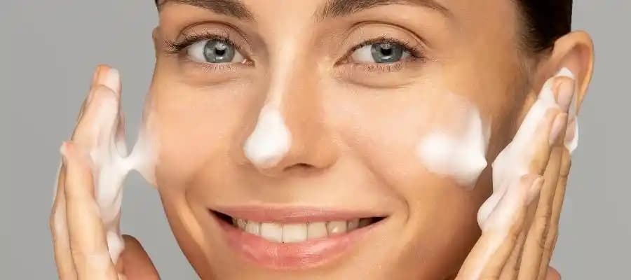 Üç Aşamalı Cilt Temizliği Rehberi: Sağlıklı ve Parlak Cilt İçin Temel Adımlar