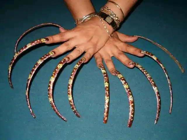 Uzun Tırnaklar: Estetik ve Bakım İpuçlarıyla Şıklığınızı Yansıtın