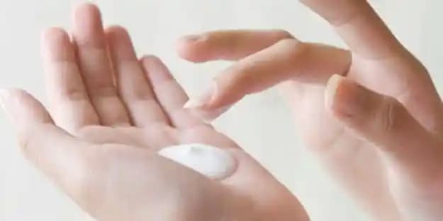 Yağlı Krem Lekeleri Nasıl Çıkarılır Cilt Bakımında Etkili ve Güvenli Yöntemler