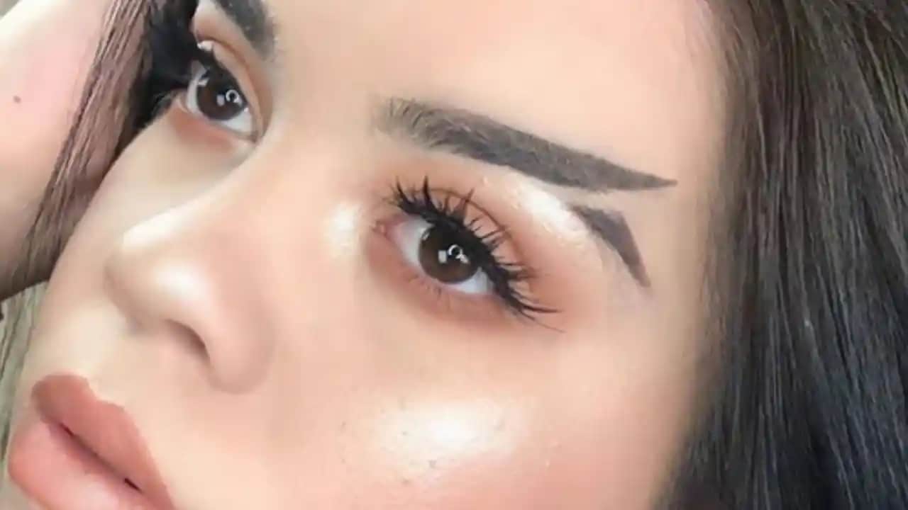 Yeni Kaş Modelleri ve Trendler: Yüz Hatlarını Vurgulayan Güncel Tasarımlar