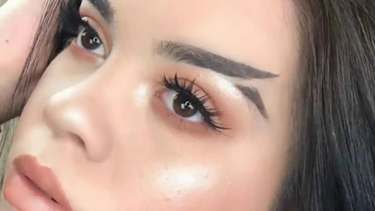 Yeni Kaş Modelleri ve Trendler: Yüz Hatlarını Vurgulayan Güncel Tasarımlar