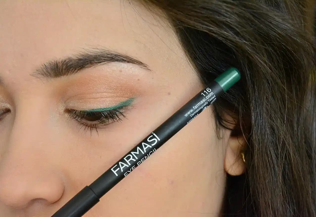 Yeşil Göz Kalemi Kullanımı ve Renk Uyumu ile Çekici Göz Makyajı Rehberi
