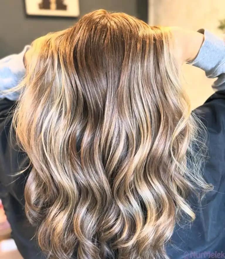 Yoğun Sarı Röfle ile Saçlara Modern ve Canlı Bir Görünüm Kazandırma Rehberi