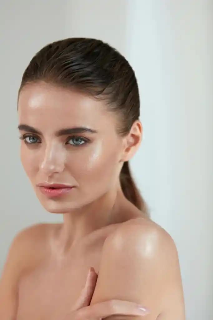 Yüz Temizliği ve Parlaklık İçin Etkili Bakım Yöntemleri ve Doğal İpuçları