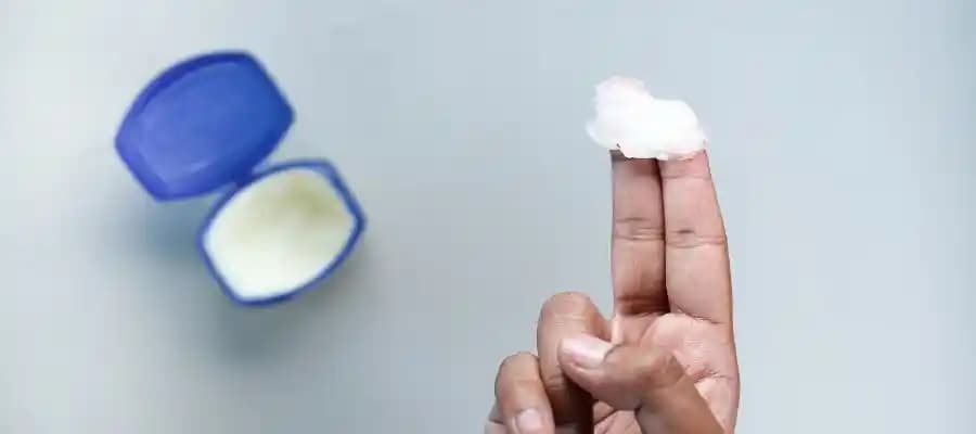 Yüze Ne Sürülür? Cilt Tiplerine Uygun Ürün Seçimi ve Uygulama Yöntemleri