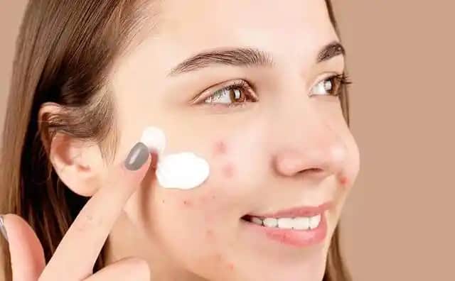 Yüze Nemlendirici Sürmek Sivilce Yapar mı? Cilt Sağlığı Üzerine Bilimsel ve Deneyimsel Bir İnceleme