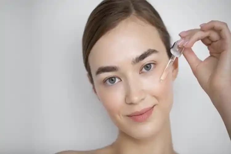 Yüze Serum Sürdükten Sonra Yıkanmalı mı? Doğru Cilt Bakım Yöntemleri ve Tavsiyeler