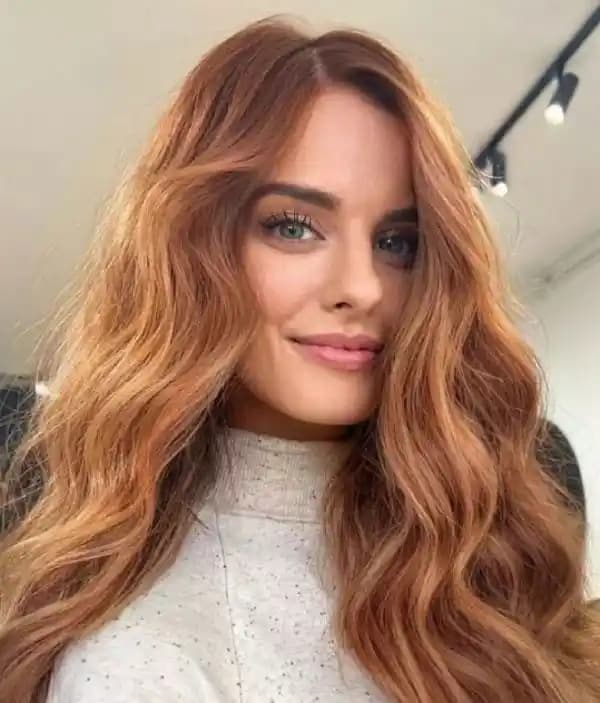 Açık Dore Kumral Saç Rengi: Sıcak Alt Tonları ve Doğal Parlaklık Özellikleri