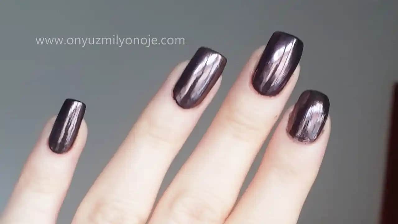 Aynalı Oje Nedir ve Moda Dünyasında Nasıl Popüler Olduğunu Keşfedin