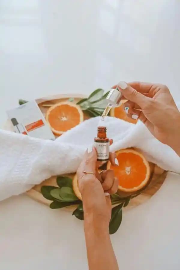 C Vitamini ve Retinol Kullanımı: Doğru Kombinasyon ve Güvenli Cilt Bakımı Yöntemleri