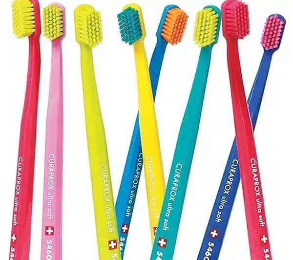 Diş Fırçası Seçimi ve Kullanımı: Sağlıklı Dişler İçin Temel Rehber