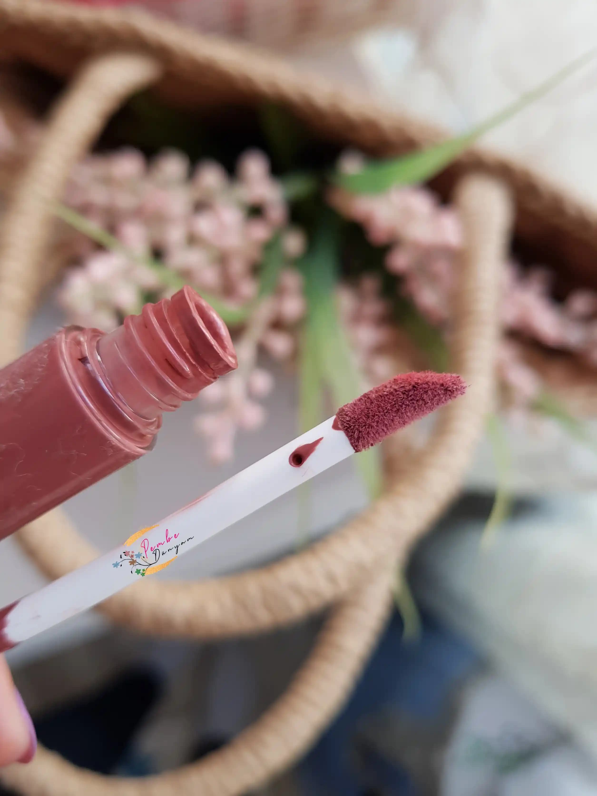 Doğal Renk Ruj Seçimi ve Kullanımı: Sağlıklı ve Şık Bir Güzellik Yaklaşımı