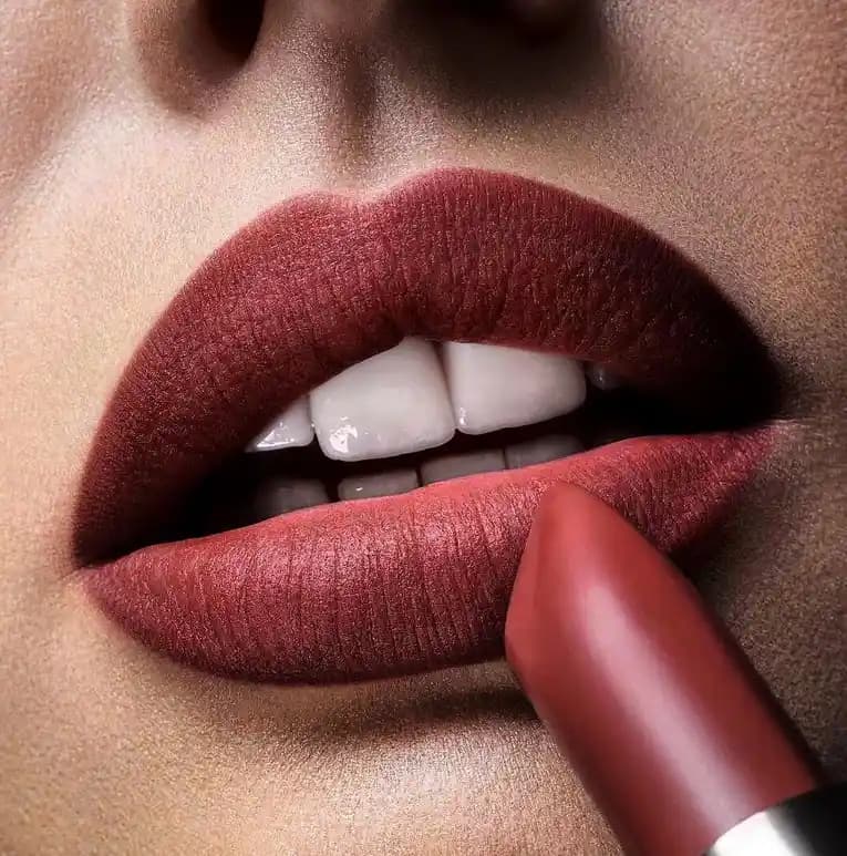 Güzel Ruj Seçimi ve Kullanımıyla Makyajınıza Şıklık Katın