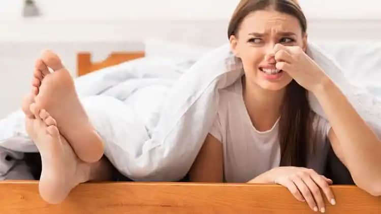 Kadınlar İçin Ayak Kokusu Nedenleri, Önlemleri ve Çözüm Yolları Hakkında Detaylı Rehber