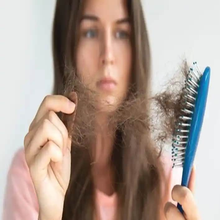 Kadınlarda Saç Dökülmesinin Nedenleri ve Etkili Çözüm Yolları Hakkında Bilgiler