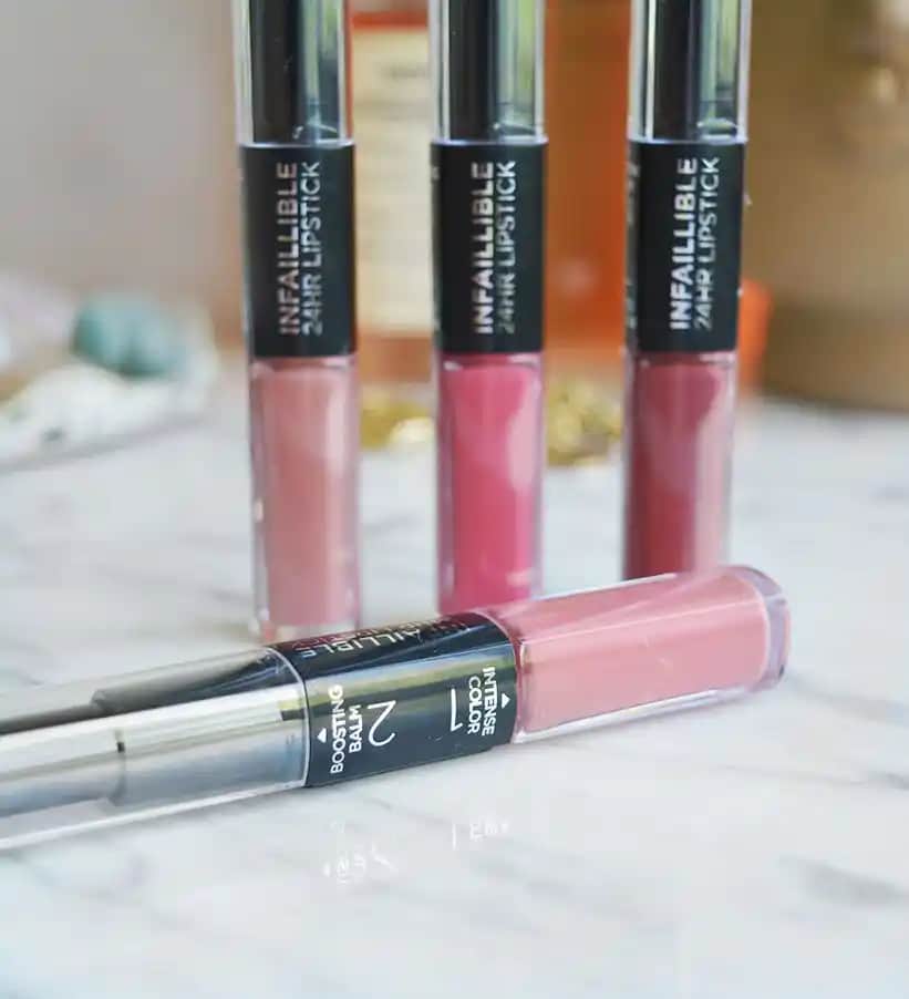 Kalıcı Rujlar: Uzun Süre Dayanan Makyaj İçin Doğru Seçim ve Uygulama İpuçları