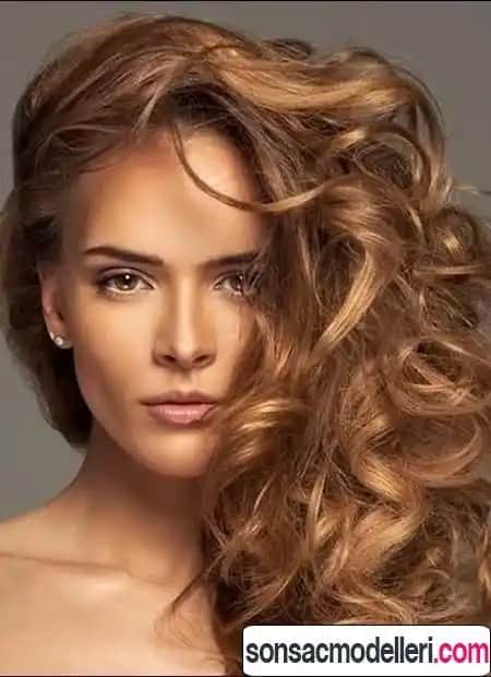 Karamel ve Altın Kumral Saç Renkleri: Doğal ve Şık Görünüm İçin Rehber