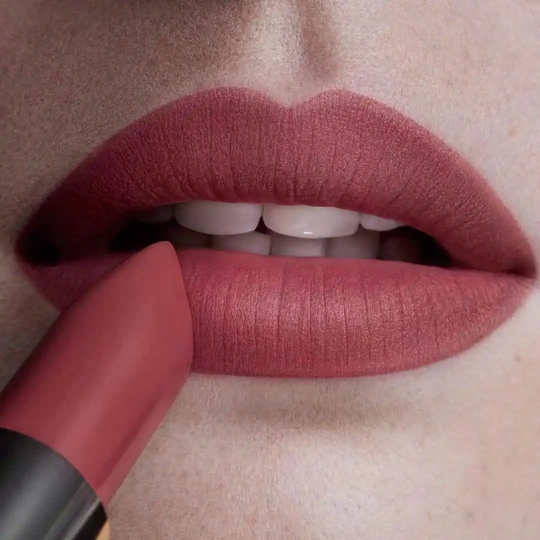 Kiremit Rengi Ruj Önerileri: Doğal ve Şık Bir Makyaj İçin Temel Rehber