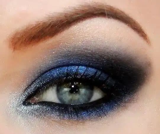 Lacivert Göz Makyajı Nasıl Yapılır ve Stilinizde Şıklık Yaratır