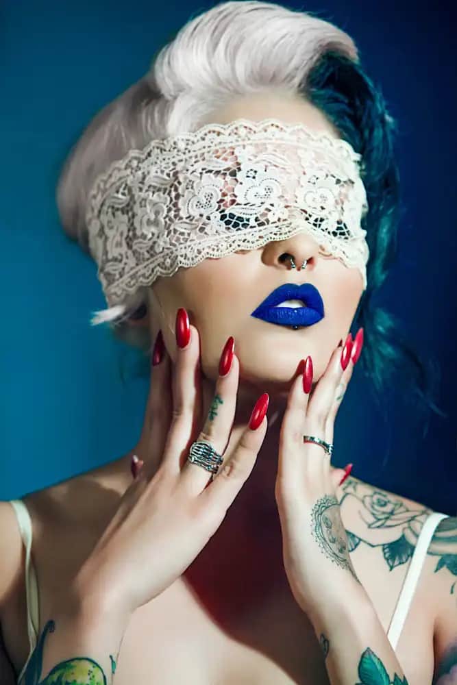 Lacivert Ruj: Moda ve Güzellikte Cesur Bir Renk Seçeneği