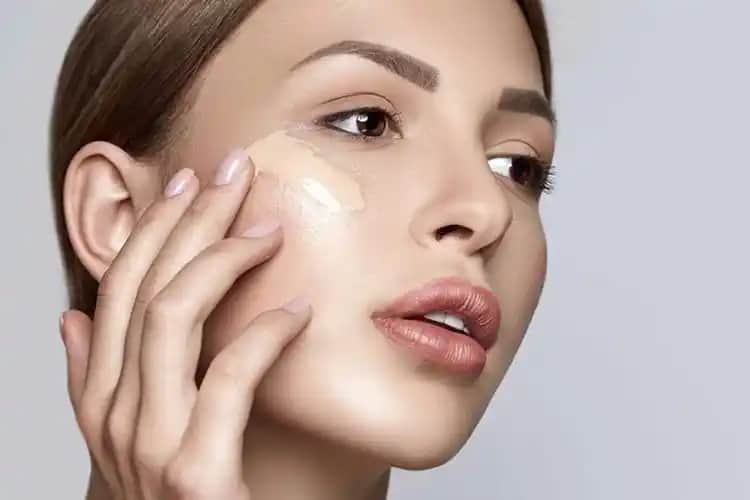 Makyaj Bazı ve Sivilce İlişkisi: Doğru Kullanım ve Cilt Sağlığı İçin Bilmeniz Gerekenler