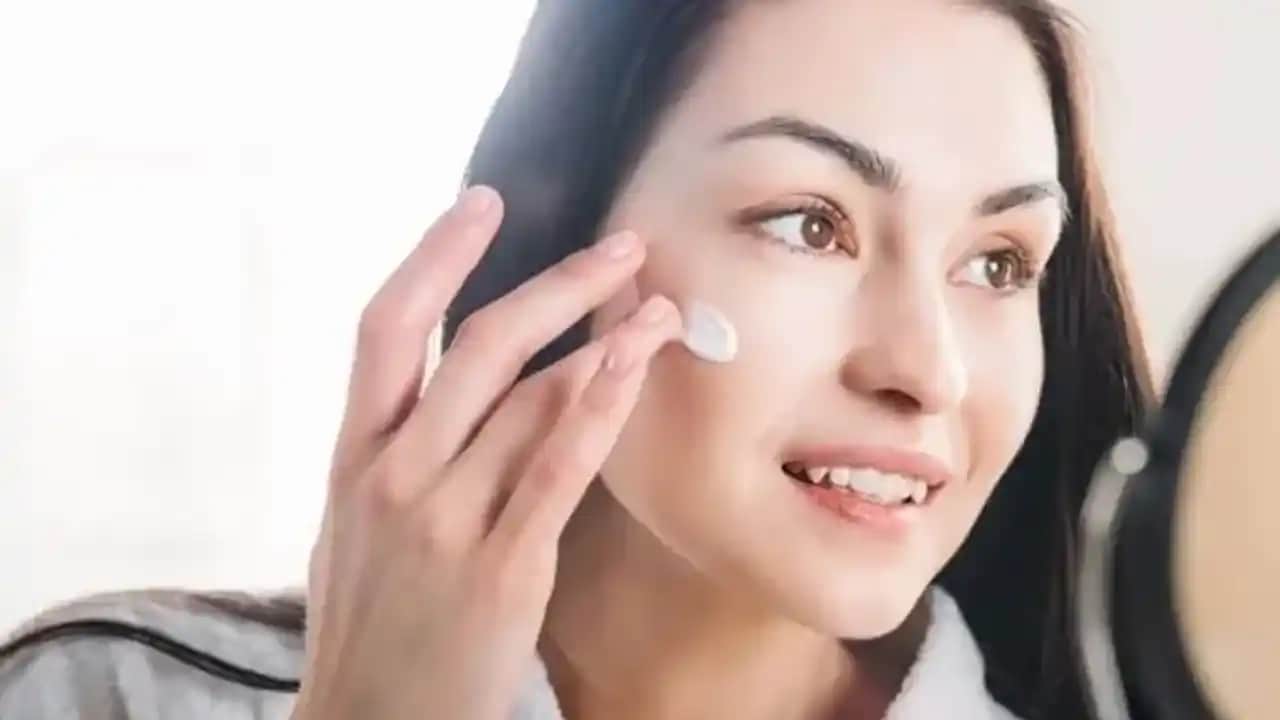 Makyajdan Önce Yüze Sürülmesi Gereken Temel Cilt Bakım Ürünleri ve Adımlarını Anlama