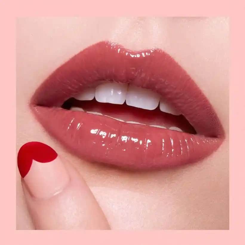 Parlak Ruj Seçimi ve Kullanımı: Makyajınıza Enerji ve Şıklık Katın