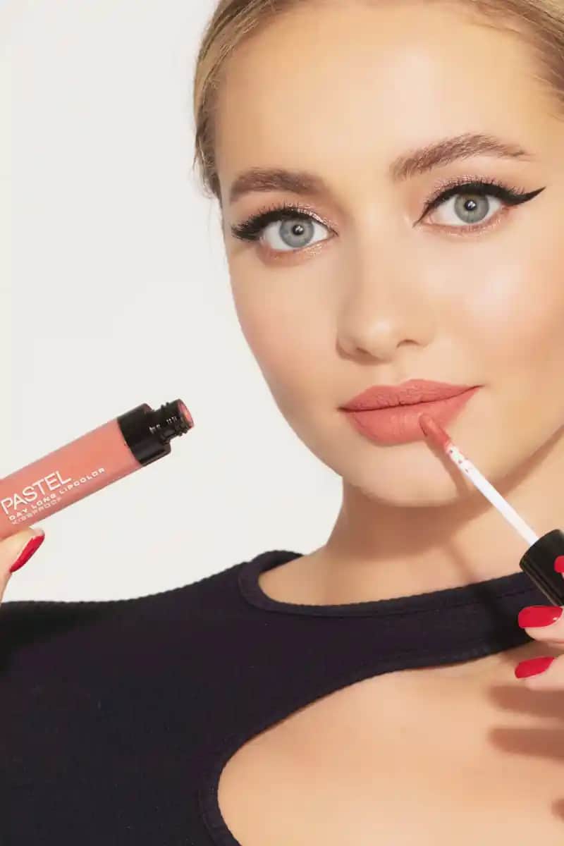 Pastel Şeftali Rengi Ruj ile Doğal ve Zarif Bir Makyaj Stili Yaratma Rehberi