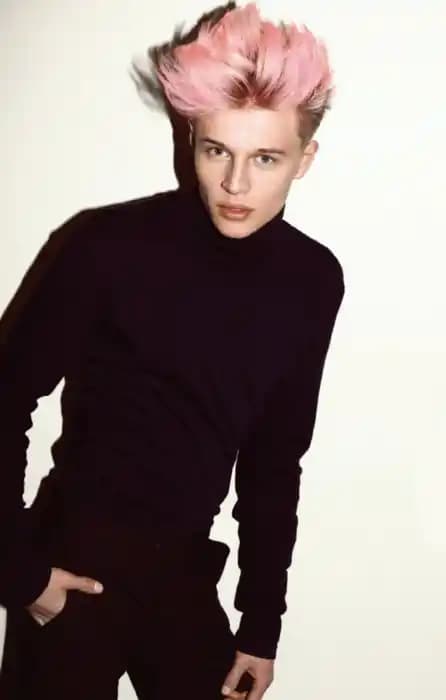 Pembe Erkek Saç Rengi Trendleri ve Stil İfadesi: Modern Moda ve Kendini İfade Etme