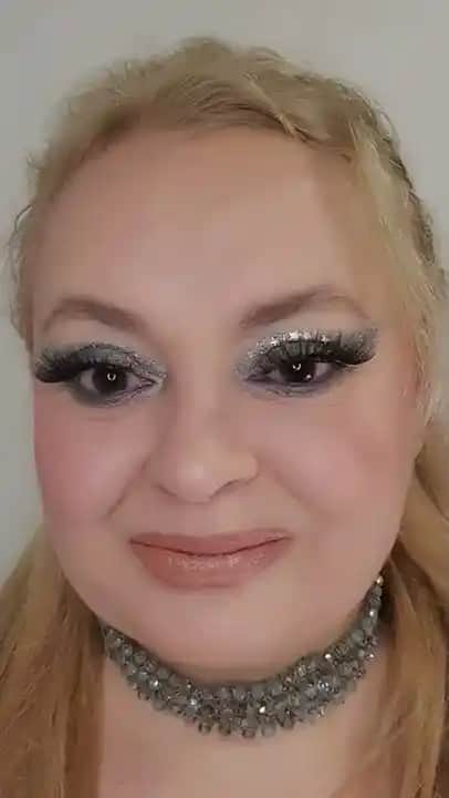 Pullu Göz Makyajı Teknikleri ve Uygulama İpuçlarıyla Gözlerinize Işıltı Katın