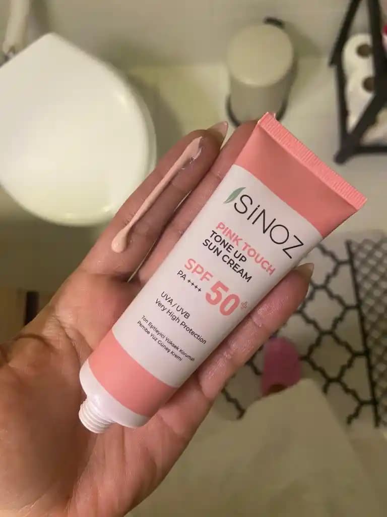 Sinoz Renkli Güneş Kremi: Güneş Koruma ve Cilt Güzelliğinde Yeni Trend