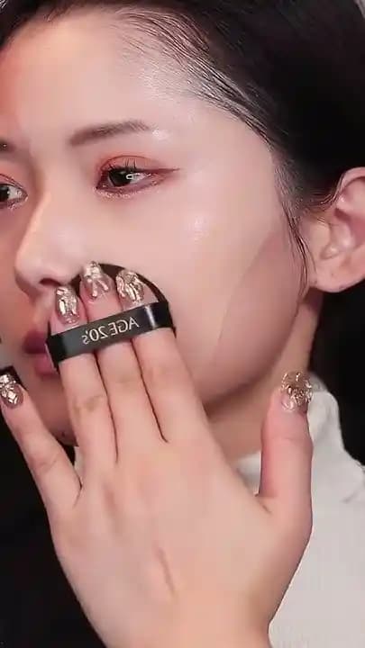 Sivilceleri Gizleyen ve Cilt Sağlığını Koruyan Fondöten Seçenekleri ve İpuçları