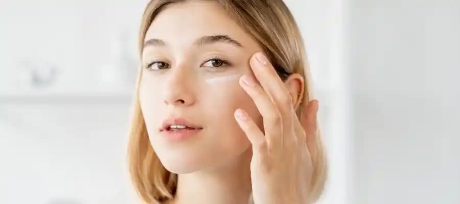 Yağlı Ciltler İçin Uygun Bakım Yöntemleri ve Doğru Ürün Seçimi Rehberi