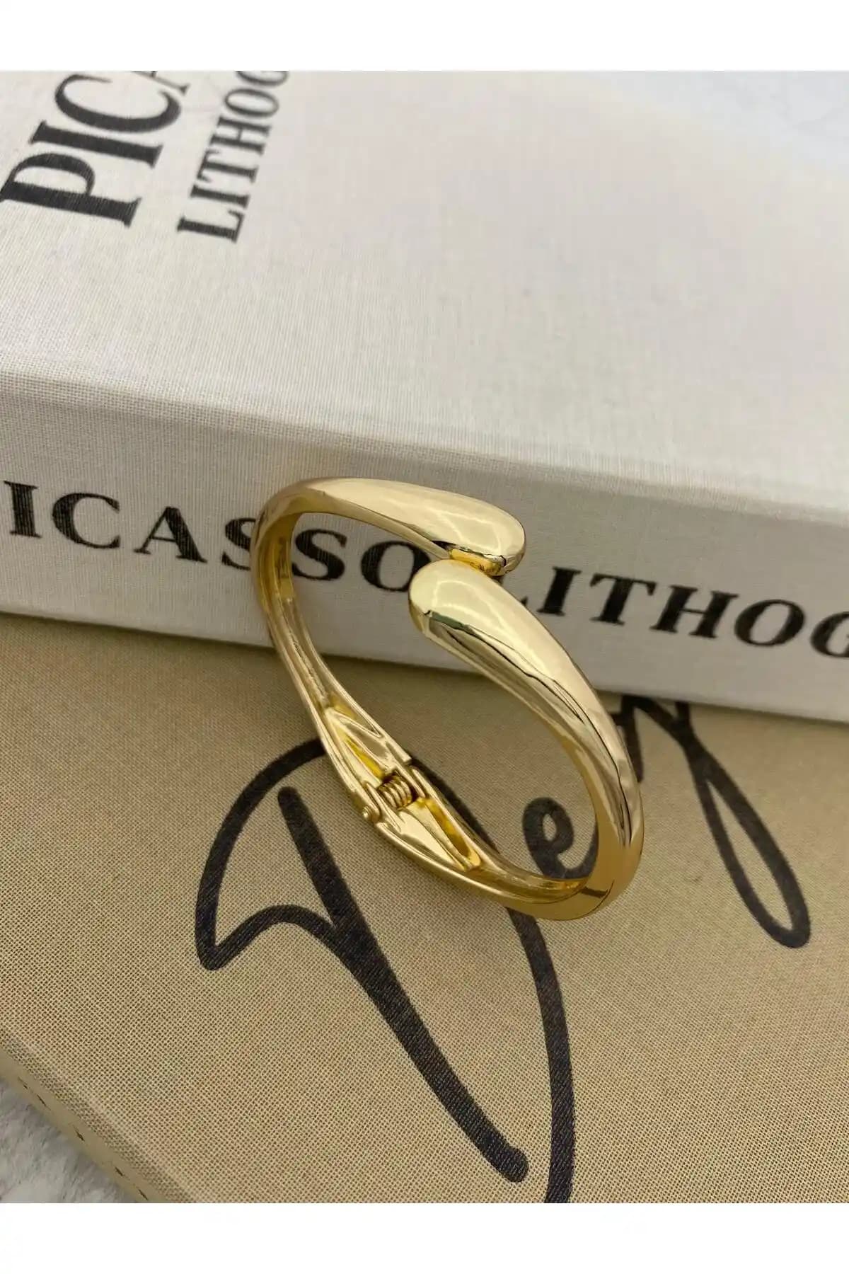 Hedef Bijuteri Özel Seri Damla Motifli Altın Renk Kaplama Kelepçe Bileklik Özellikleri