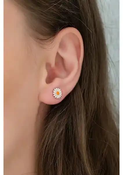 Nereze 925 Ayar Minik Papatya Küpe: Kadınlar için Zarif ve Sade Çiçek Takı Tasarımı