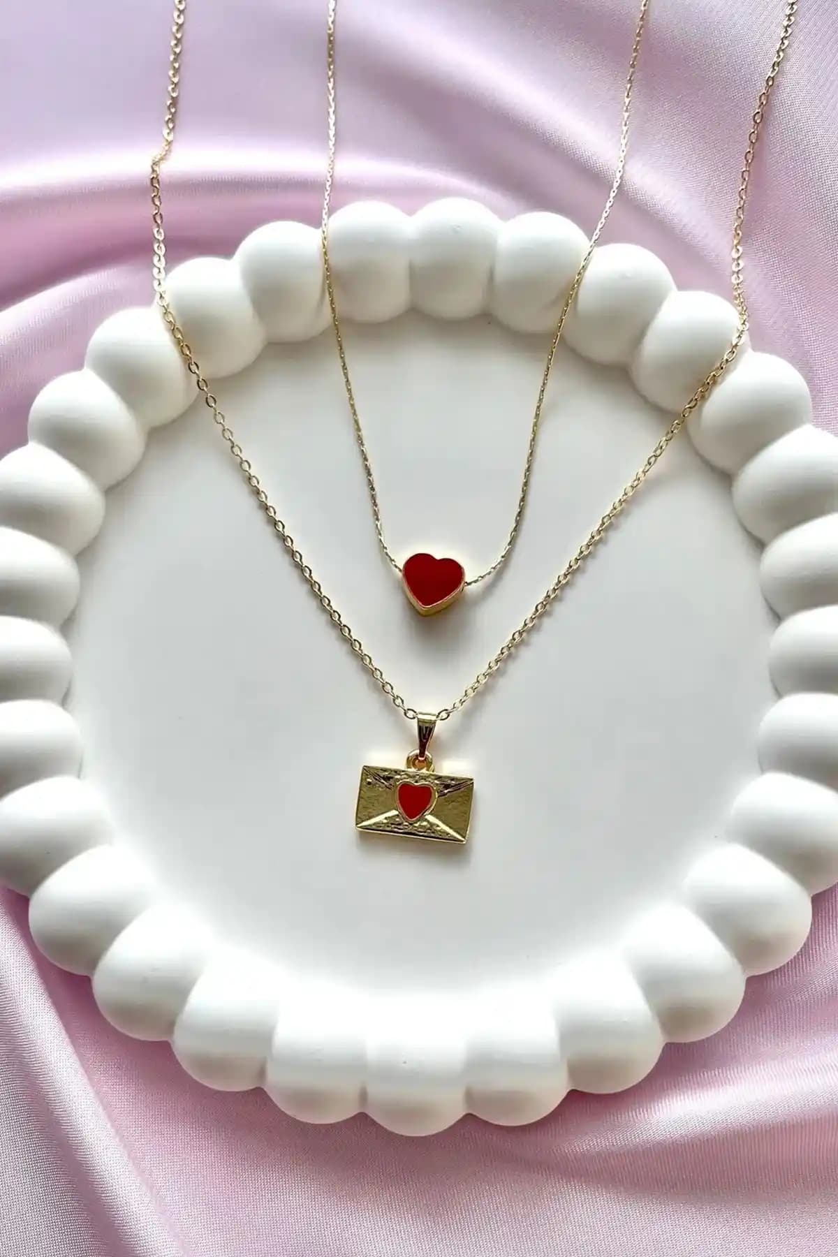 Alexis Carrel 2'li Gold Kalpli Mektup Charm Kolye Seti ile Zarif ve Anlamlı Stil