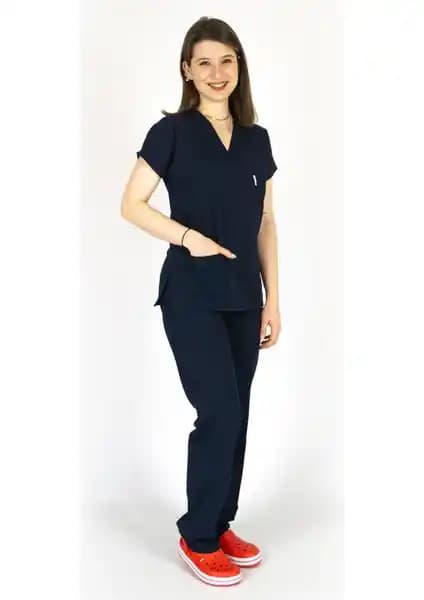 Simirna Lacivert ve Siyah Cerrahi Doktor Scrubs Karşılaştırması: Renk, Kalıp ve Kullanım Özellikleri