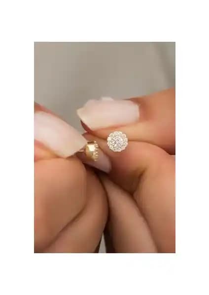 925 Ayar Gümüş Minik Gold Zirkon Tektaş Küpe: Zarif ve Hafif Kadın Takısı