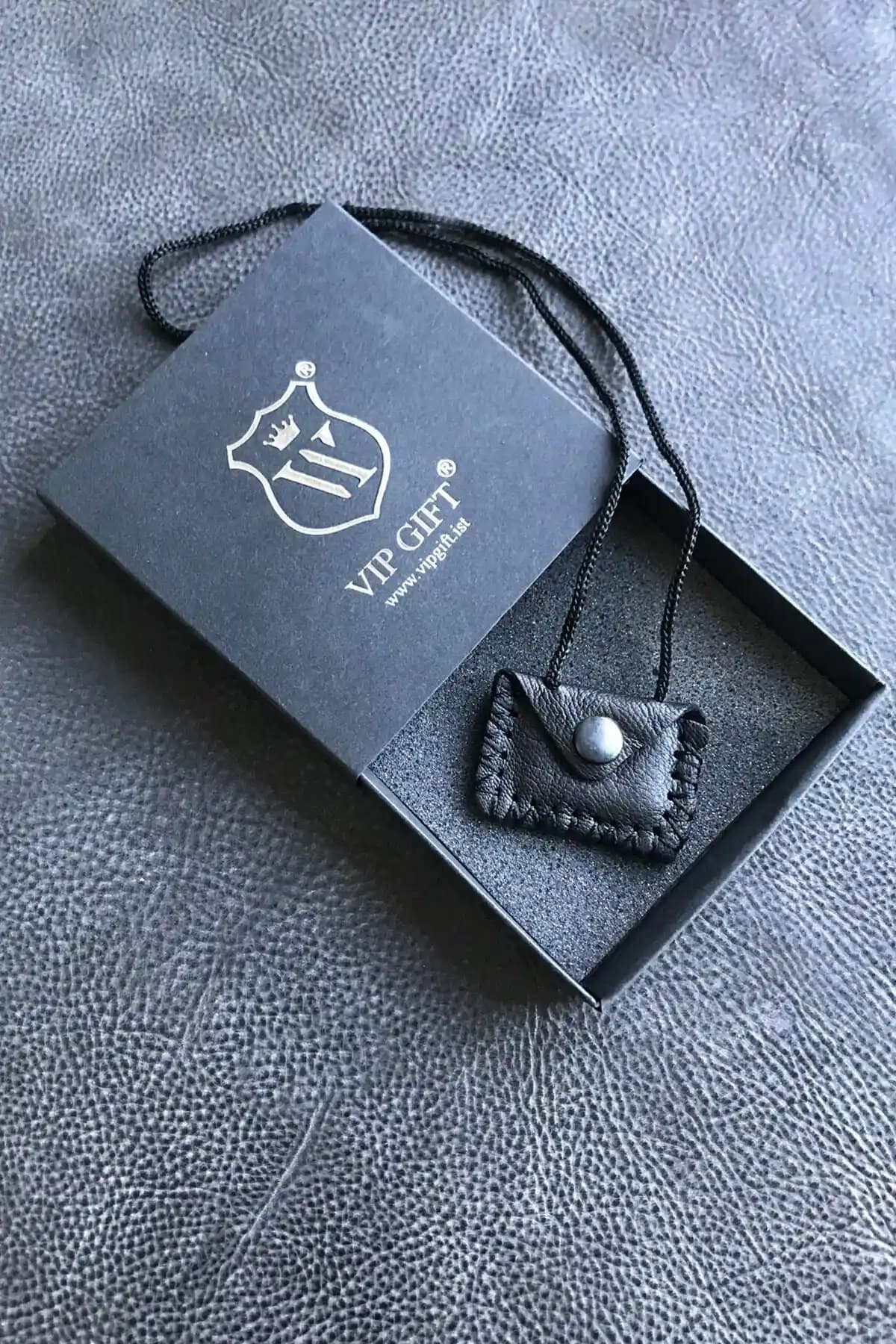 El Yapımı Siyah Deri Kayı Dörtgen Dualı Kolye - Manevi ve Şık Tasarım