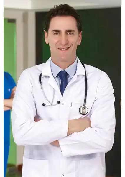 Erkek Doktor ve Sağlık Personeli İçin Klasik ve Hakim Yaka Önlükleri Karşılaştırması