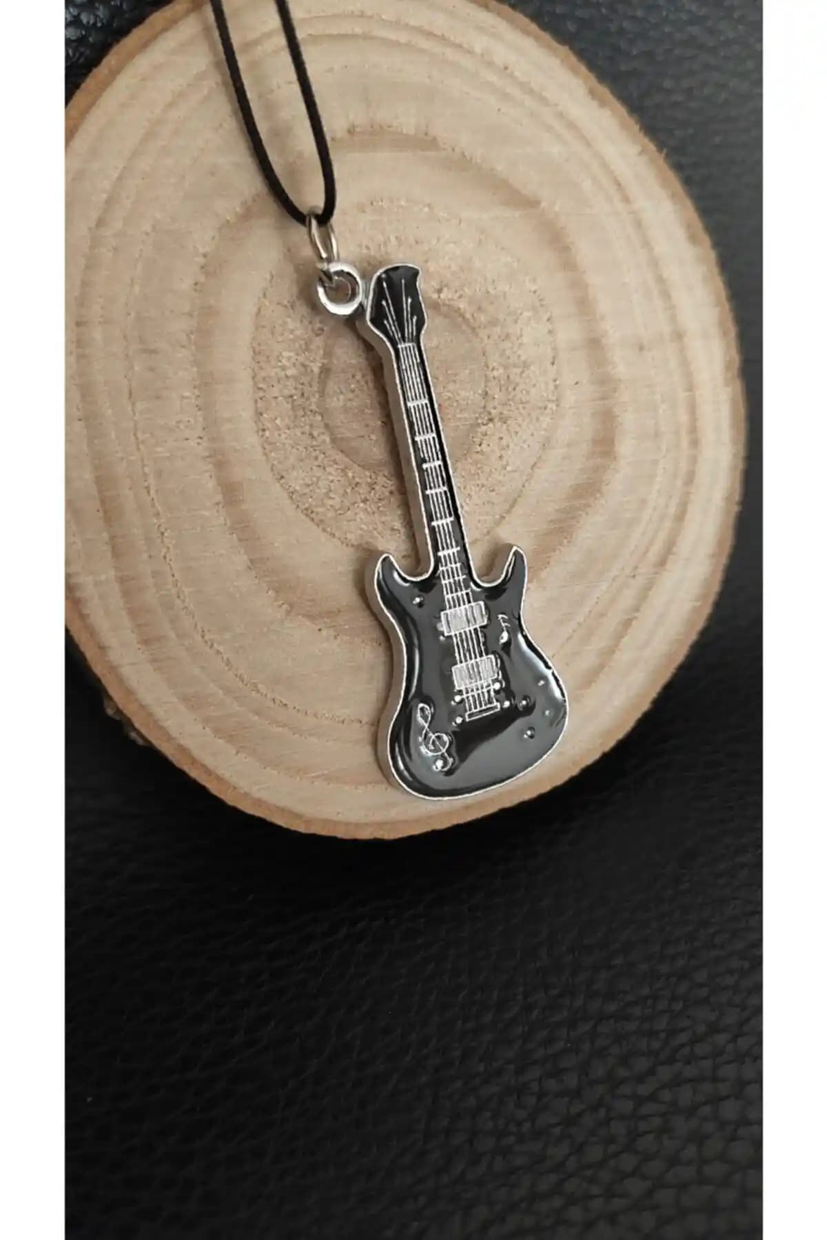 Esey Dizayn Gitar Kolye: Modern ve Şık Müzik Temalı Takı Seçenekleri