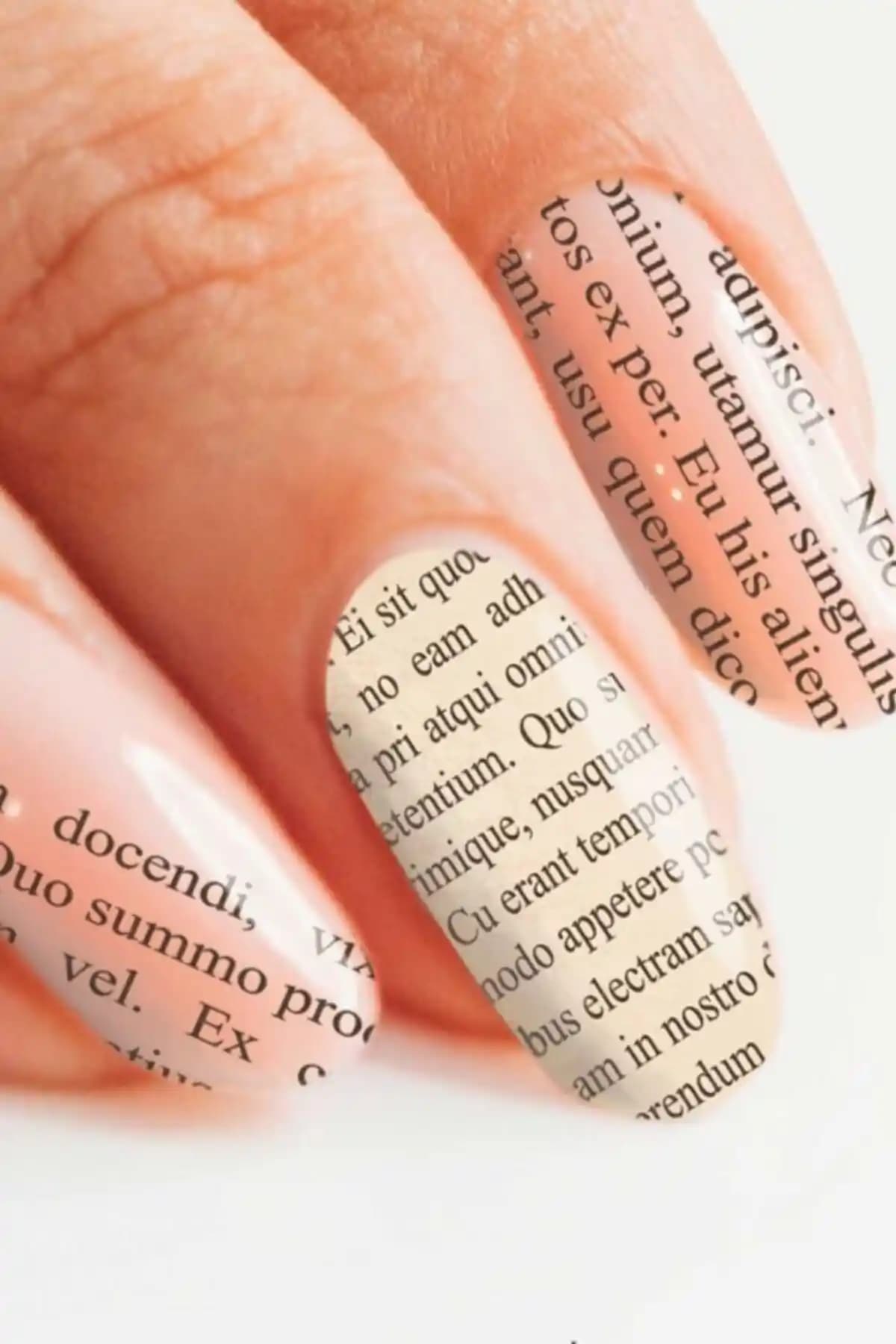 Gazete Yazıları Tırnak Dövmesi: Modern ve Şık Bir Aksesuar Seçeneği