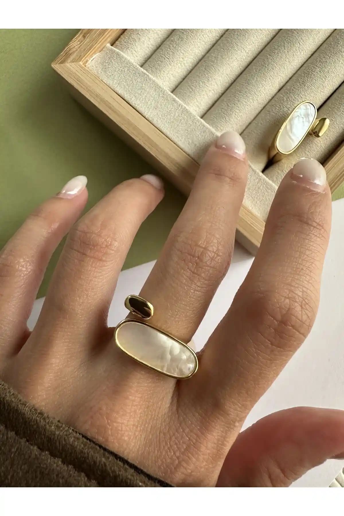 Gold Sedefli Oval Kesim Yüzük: Zarif ve Dayanıklı Takı Seçeneği