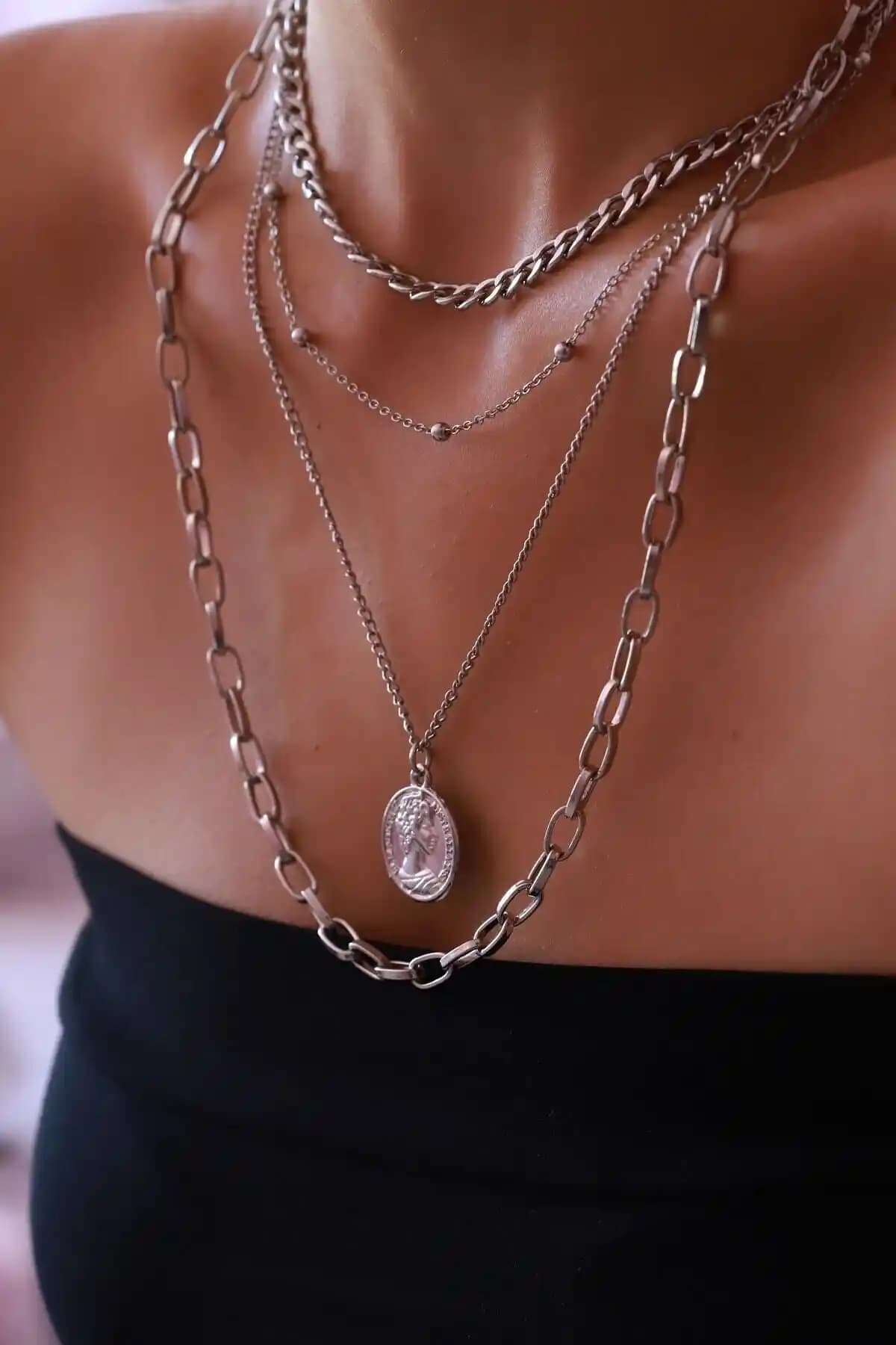 Gü<müş> Rengi 4'lü Madalyon Kolye: Şıklık ve Dayanıklılık Sunan Zarif Takı Seçeneği