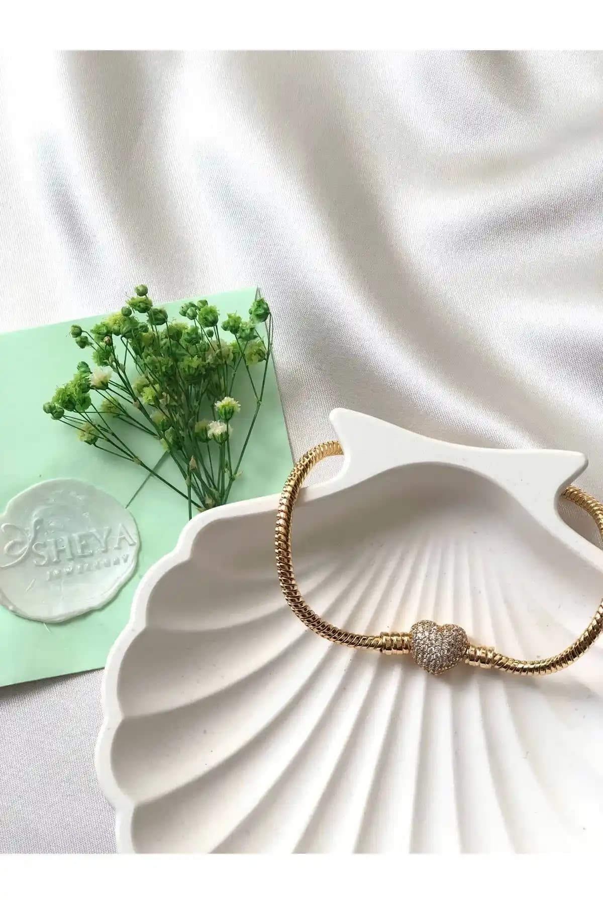 iema Gold Çelik Bileklik: Şıklık ve Dayanıklılığı Bir Arada Sunan Zarif Takı Seçeneği