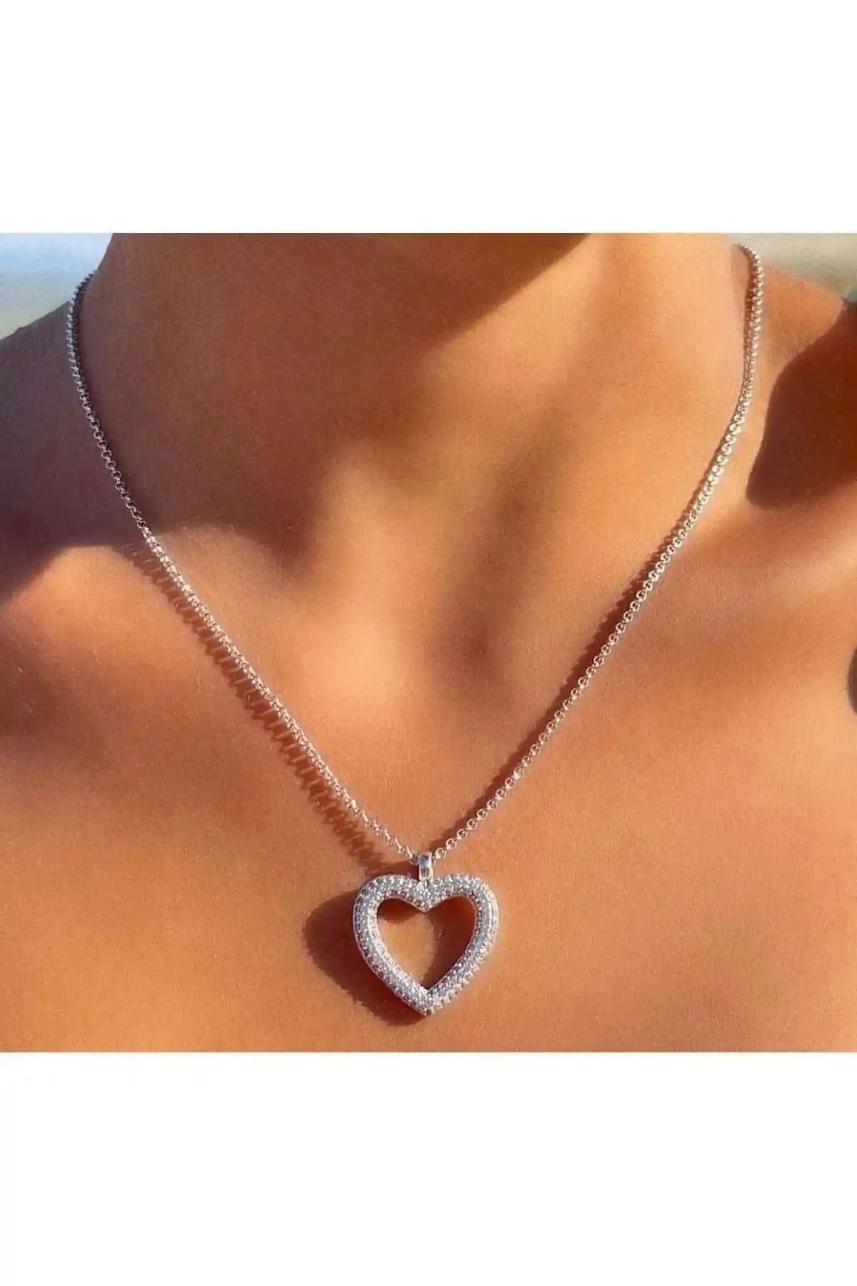 Lion Accessory Kalp Kolye: Modern Şıklık ve Zarif Tasarım ile Göz Kamaştırıcı Takı Seçeneği