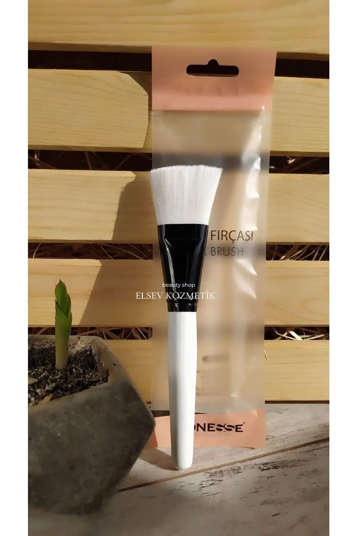 Lionesse Maske Fırçası No.44: Hassas ve Eşit Uygulama İçin Tasarlanmış Profesyonel Fırça