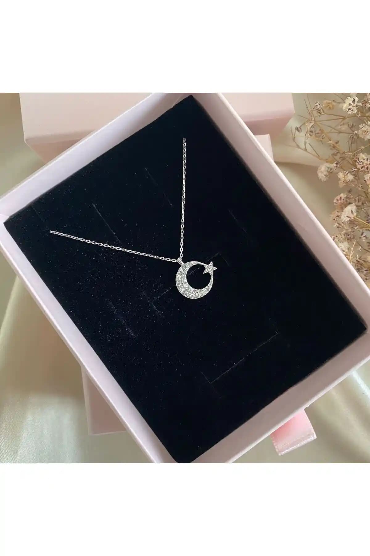 Lovera Jewelry 925 Ayar Gümüş Ay Yıldızlı Kolye: Zarafet ve Şıklığın Modern Buluşması