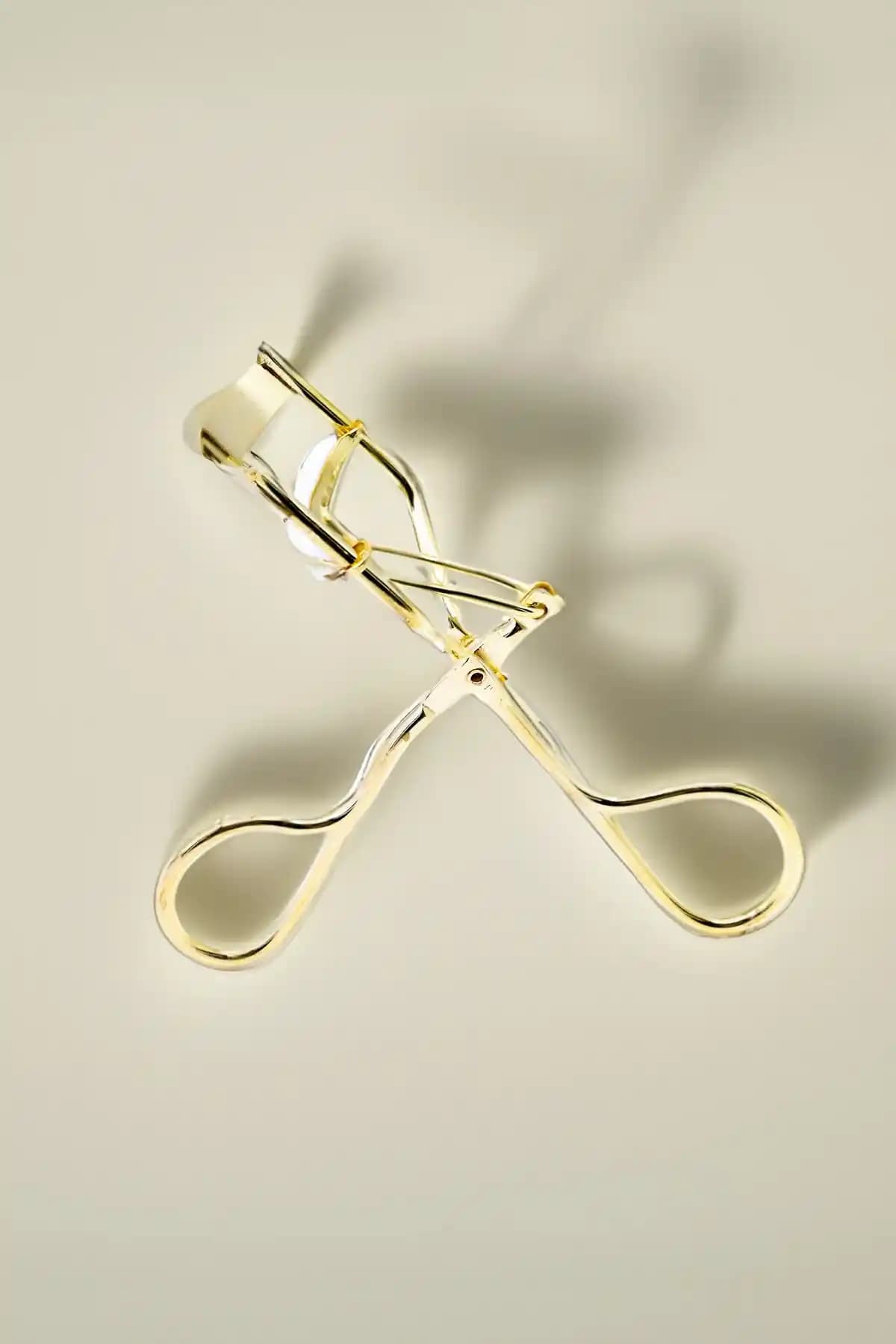 MUJGAN Gold Kirpik Kıvırma Makası: Şık ve Etkili Göz Makyajı İçin Ideal Seçenek